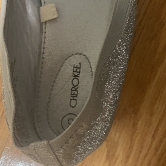 Cherokee Size 5 Silver slippers Very little signs of wear - Picture 2 of 5